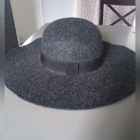 Floppy Hat - Picture 1 of 2